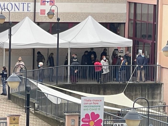 Tensioni all'hub vaccinale di Domodossola per i lungi tempi di attesa Tensioni all'hub vaccinale di Domodossola per i lungi tempi di attesa