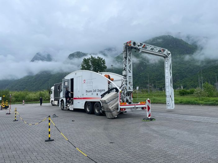 Scalo Domo II, si intensificano i controlli degli autoarticolati grazie allo scanner mobile Scalo Domo II, si intensificano i controlli degli autoarticolati grazie allo scanner mobile