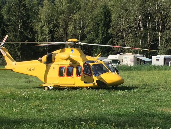 Tragedia ad Arola: 71enne perde la vita ribaltandosi con il trattore