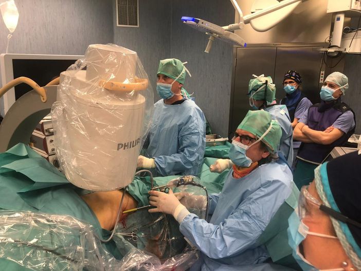 Il dottor Centrella e la sua equipe durante un intervento in sala operatoria Il dottor Centrella e la sua equipe durante un intervento in sala operatoria