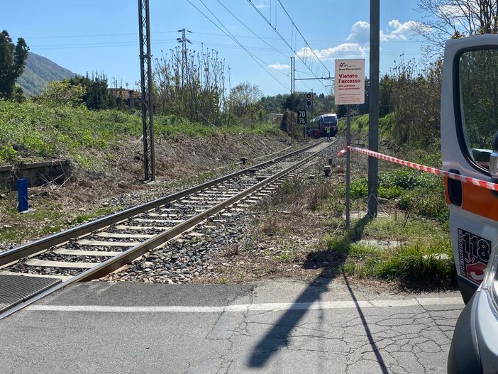 Stava attraversando i binari l'uomo investito dal treno al passaggio a livello VIDEO