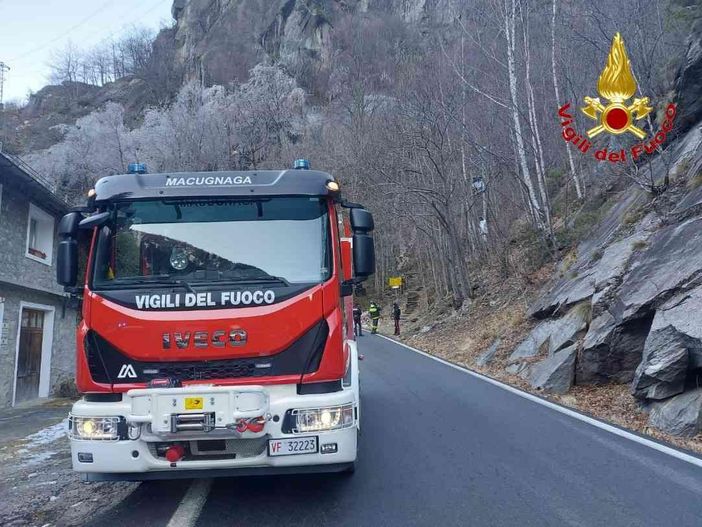 Ceppo Morelli: masso precipita sulla strada Ceppo Morelli: masso precipita sulla strada