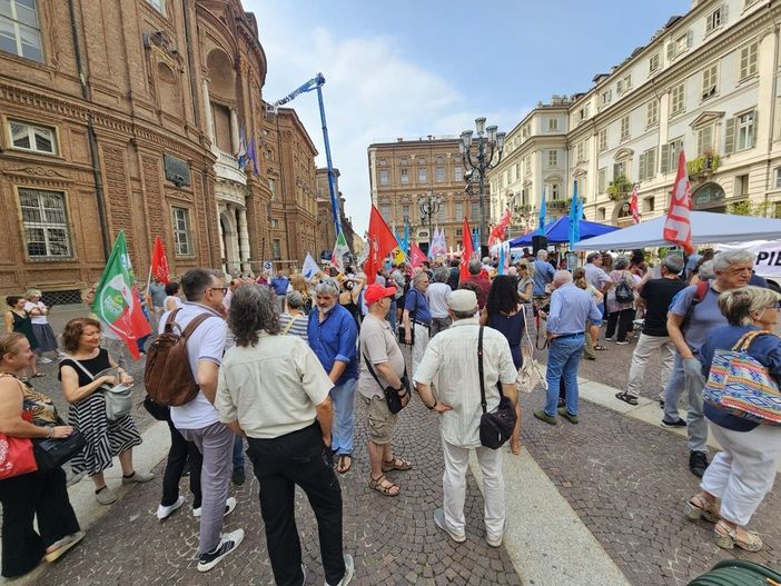 Raccolta firme contro l'autonomia differenziata: &quot;Aumenta diseguaglianze e riduce qualità democrazia&quot; FOTO e VIDEO