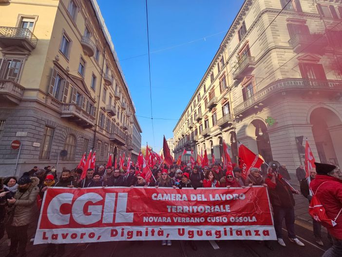 Sciopero nazionale Cgil e Uil, in piazza oltre 600 manifestanti da Vco e Novara FOTO E VIDEO Sciopero nazionale Cgil e Uil, in piazza oltre 600 manifestanti da Vco e Novara FOTO E VIDEO