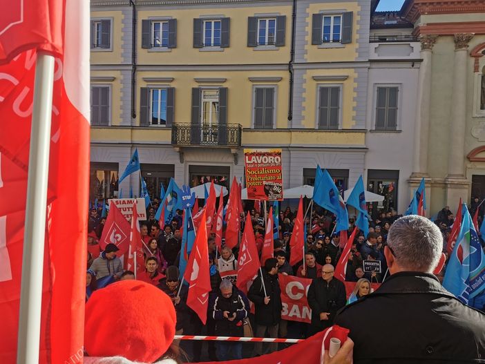Successo per lo sciopero Cgil e Uil: anche gli studenti in piazza Successo per lo sciopero Cgil e Uil: anche gli studenti in piazza