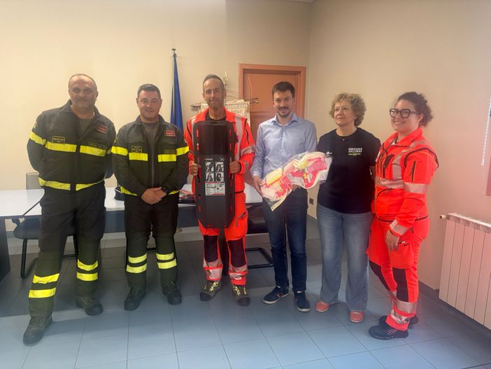 Omegna, dai vigili del fuoco un'importante donazione ai volontari del soccorso Omegna, dai vigili del fuoco un'importante donazione ai volontari del soccorso