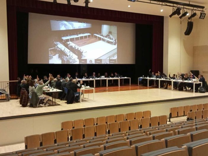 Trasporto locale e Villa Taranto accendono il dibattito in consiglio comunale