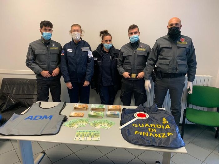 Piaggio Valmara, stresiano fermato con 55 mila euro non dichiarati: scatta il sequestro Piaggio Valmara, stresiano fermato con 55 mila euro non dichiarati: scatta il sequestro