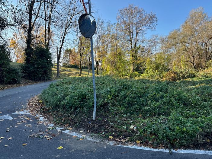 Biganzolo, sistemato il palo con specchio stradale che era caduto