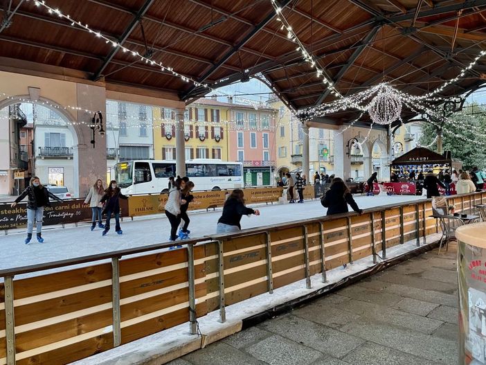A Verbania è tornata la pista di pattinaggio sul ghiaccio