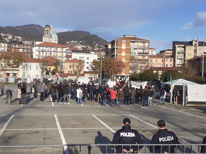 Verbania, in pochi alla manifestazione contro il super green pass Verbania, in pochi alla manifestazione contro il super green pass
