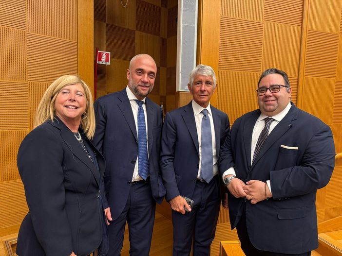 Nella foto di gruppo, da sinistra: Adriana Elena (organizzatrice evento); Dott. Francesco Munno (direttore Ac VCO); il Ministro dello Sport Andrea Abodi e il Presidente Zagami.