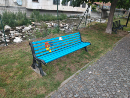 Autismo, inaugurata a Bagnella la panchina blu