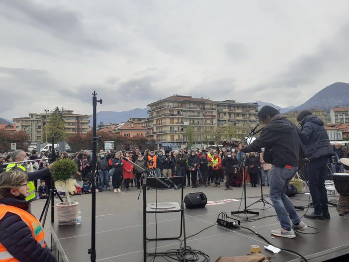 In molti oggi a Verbania per la manifestazione di 'Fuoco Rinascita Vco' FOTO In molti oggi a Verbania per la manifestazione di 'Fuoco Rinascita Vco' FOTO