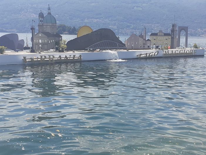 Vandalizza la nuova piattaforma galleggiante e imbratta con lo spray muri e panchine a Pallanza Vandalizza la nuova piattaforma galleggiante e imbratta con lo spray muri e panchine a Pallanza