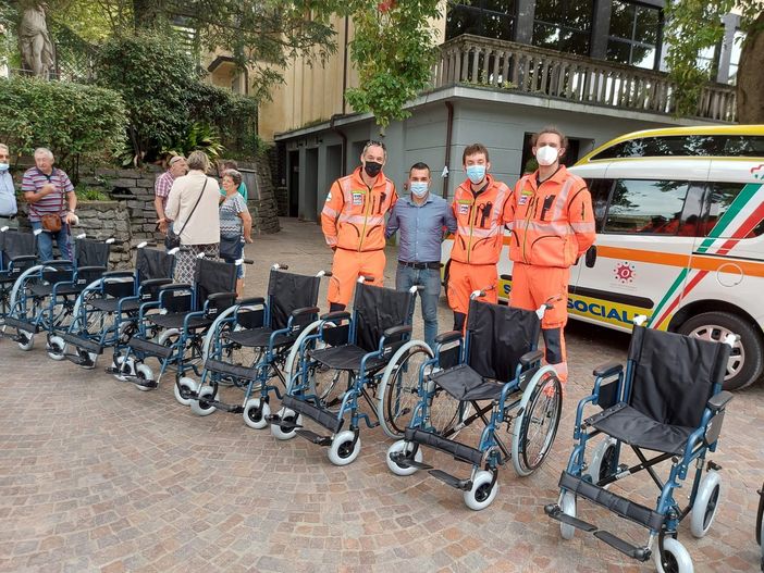 Il Cantante della Solidarietà dona 10 carrozzine agli Amici dell'Oncologia Il Cantante della Solidarietà dona 10 carrozzine agli Amici dell'Oncologia