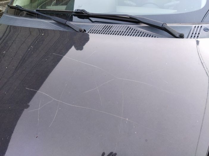 Vandali in azione a Crusinallo: danneggiate diverse auto