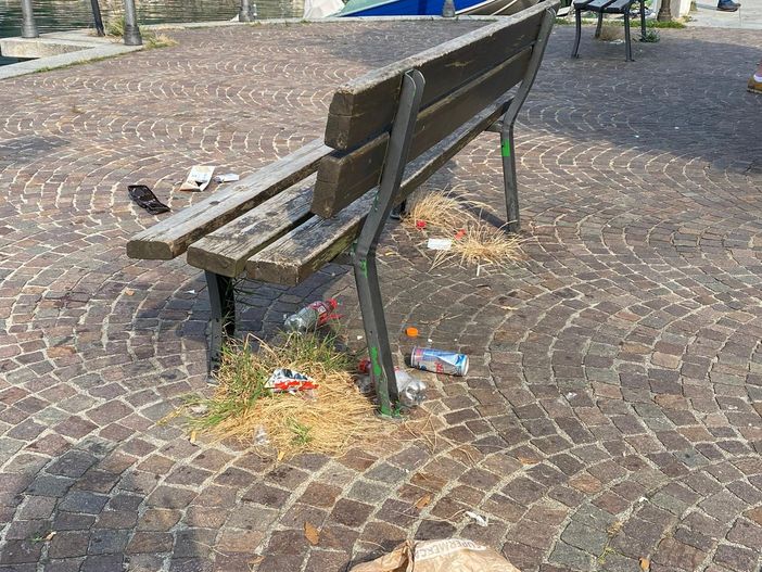 Tuffi pericolosi e immondizia abbandonata all'attracco davanti all'ospedale