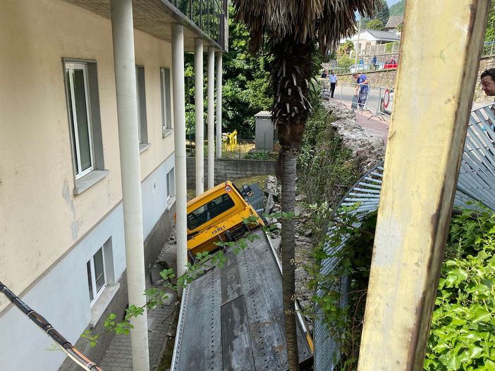 Recuperato il carro attrezzi caduto nel cortile dell'Avis