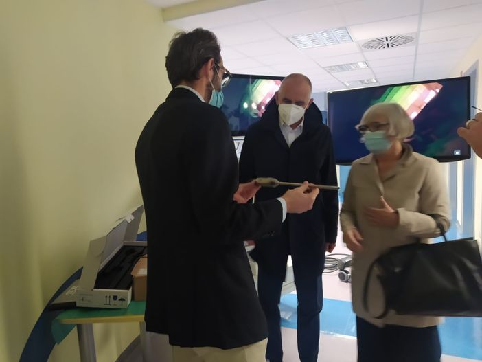 Donata al Castelli una telecamera 4K per la microchirugia addominale