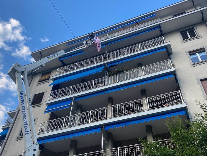 Noleggia una piattaforma per fare una dedica alla futura moglie VIDEO