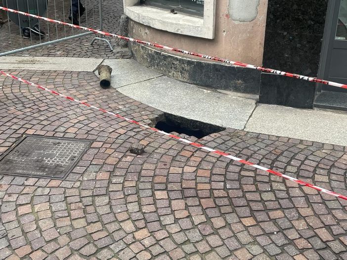 Omegna, voragine in via Alberganti, strada chiusa al traffico