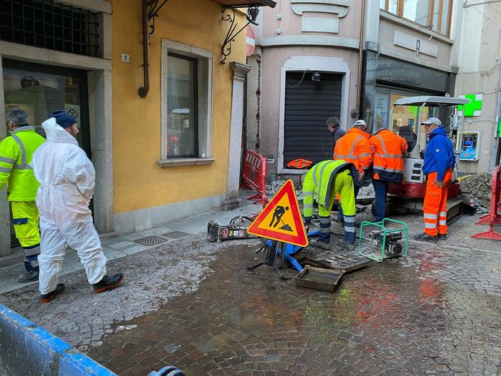 Omegna, individuata la causa del cedimento della strada di via Alberganti