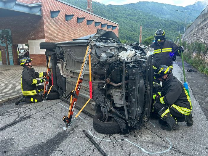 Auto si ribalta di fronte alla ludoteca, ferito il conducente