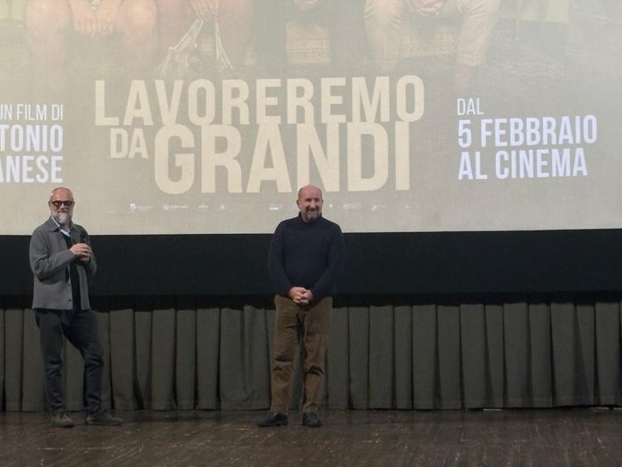Tutto esaurito a Omegna per l’anteprima nazionale di 'Lavoreremo da Grandi' VIDEO