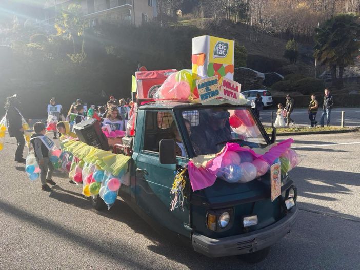 Carnevale in festa a Casale, grande partecipazione tra colori e allegria