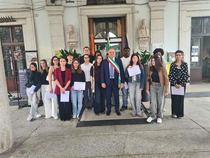 Omegna, battesimo civico per i neo-diciottenni: consegnata la Costituzione digitale Omegna, battesimo civico per i neo-diciottenni: consegnata la Costituzione digitale