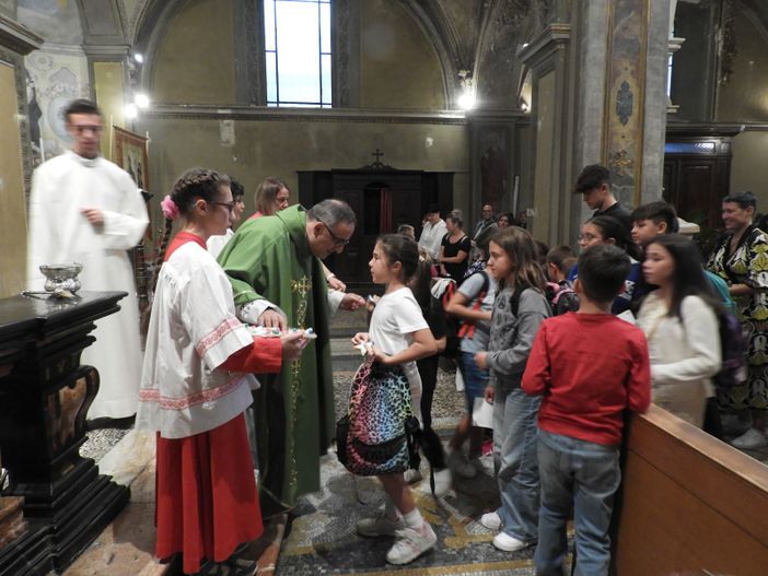 Ad Omegna la tradizionale benedizione di zaini e libri Ad Omegna la tradizionale benedizione di zaini e libri