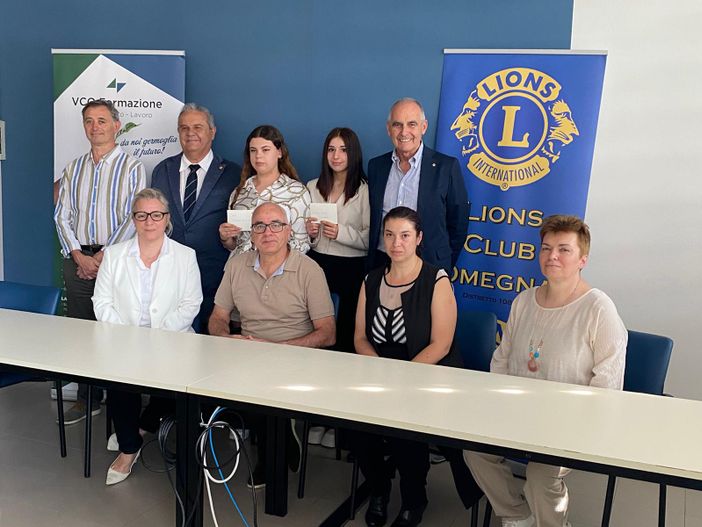 Lions Club Omegna, la consegna delle borse di studio agli alunni meritevoli
