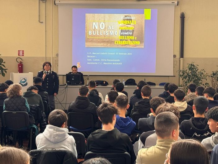 Bullismo e cyberbullismo: la polizia incontra gli studenti del Vco Bullismo e cyberbullismo: la polizia incontra gli studenti del Vco