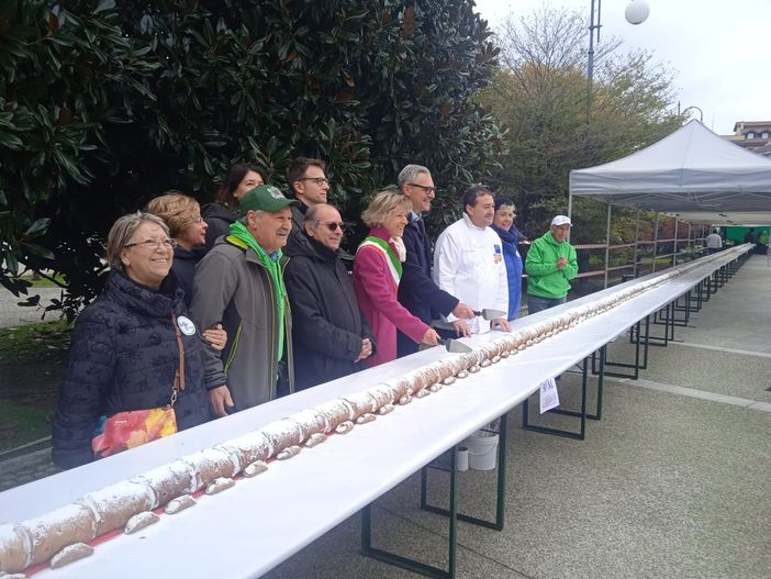 Zio Ciccio supera se stesso: cannolo da record da 52,50 metri Zio Ciccio supera se stesso: cannolo da record da 52,50 metri