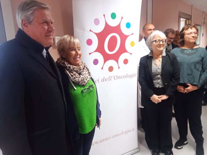 Dagli Amici dell'Oncologia un nuovo microscopio per il reparto di anatomia patologica FOTO Dagli Amici dell'Oncologia un nuovo microscopio per il reparto di anatomia patologica FOTO