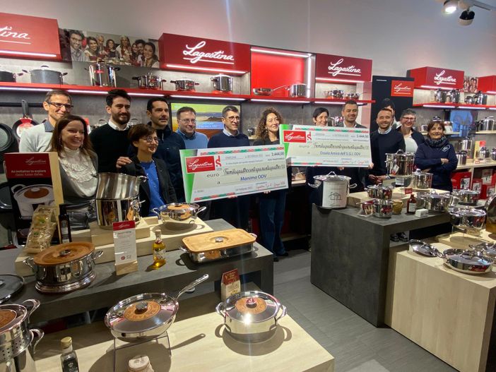 Lagostina, donati quasi settemila euro grazie all'iniziativa benefica dei dipendenti Lagostina, donati quasi settemila euro grazie all'iniziativa benefica dei dipendenti