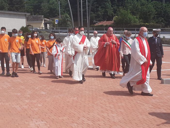Trobaso, il vescovo ha benedetto il nuovo parcheggio