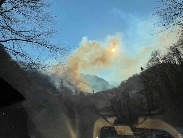 Vasto incendio a Sambughetto in Valle Strona Vasto incendio a Sambughetto in Valle Strona