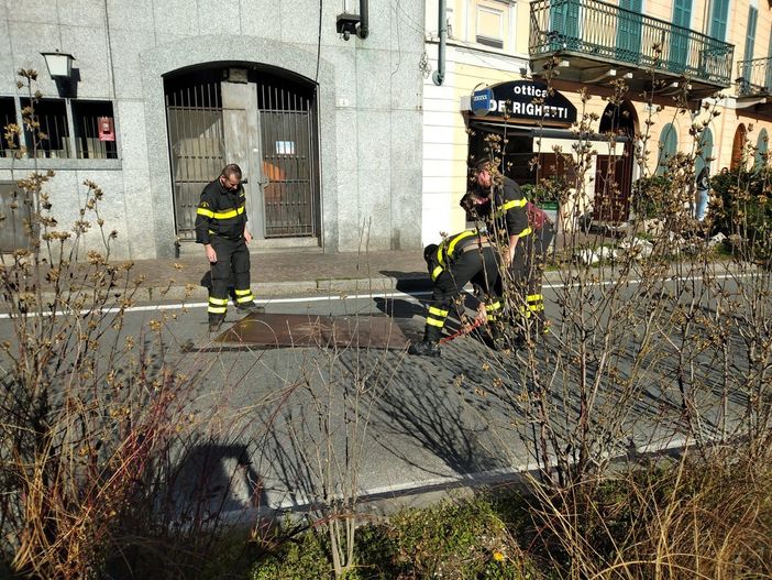 Polemiche per una lastra in piazza Salera: "Pericolosa per auto e pedoni"