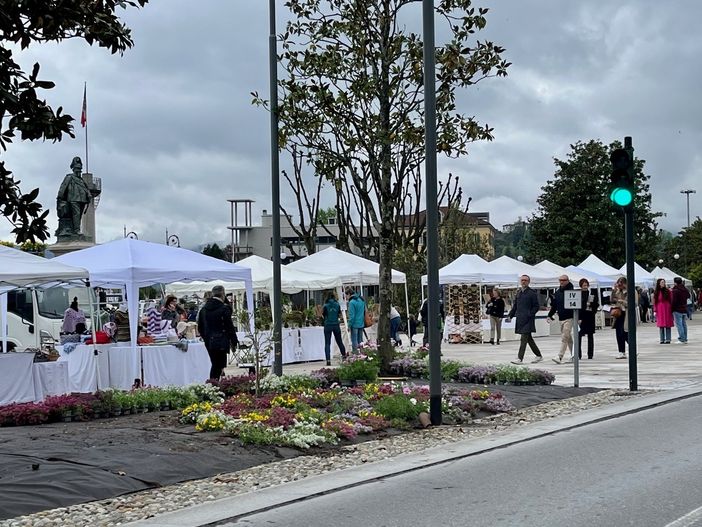 Intra, prove di nuovo lungolago... più “colorato”