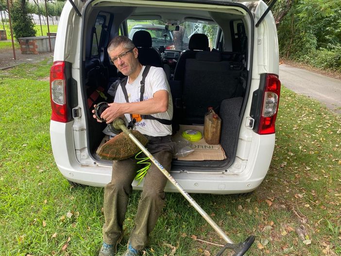 Giornata ecologica: volontari e sindaco sistemano la ciclopedonale lungo lo Strona