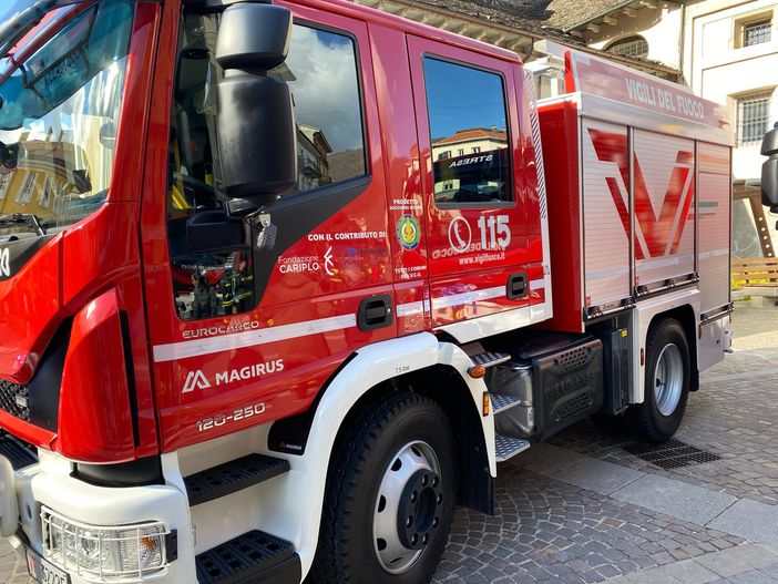 Masso su un'auto ad Oggebbio, ferito il conducente