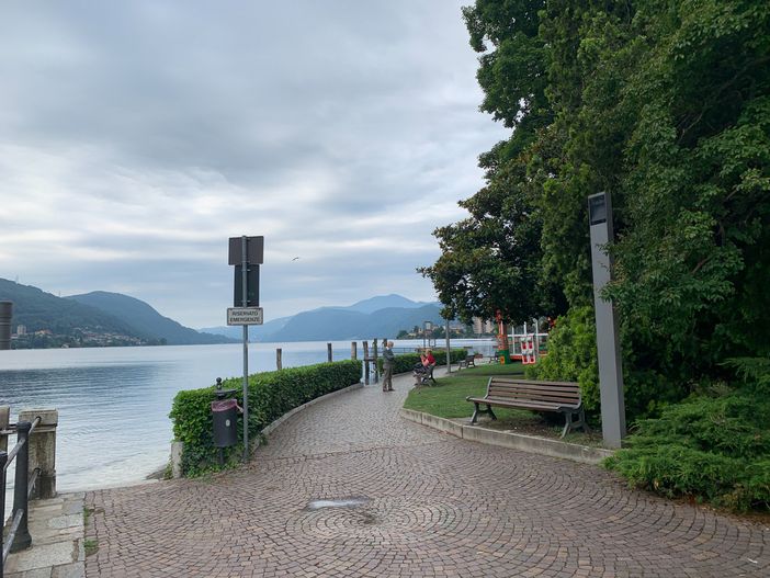 Una catena umana sul lungolago contro la violenza di genere Una catena umana sul lungolago contro la violenza di genere