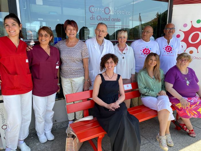 Inaugurata panchina rossa contro la violenza sulle donne di fronte al Coq