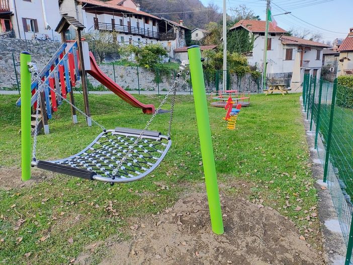 Nuovi giochi per i bambini nei parchi di Brovello Carpugnino Nuovi giochi per i bambini nei parchi di Brovello Carpugnino