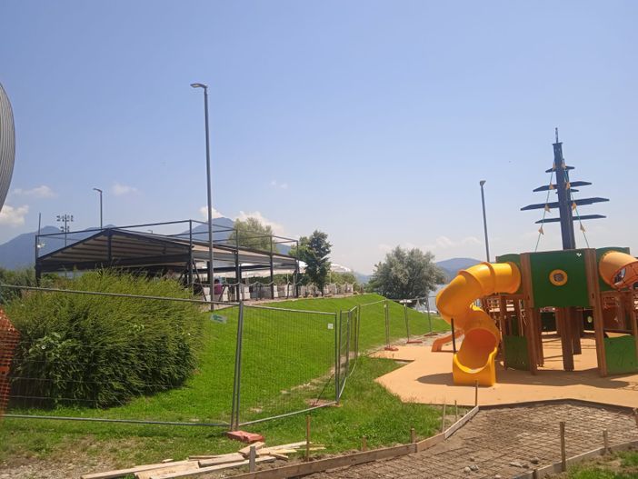 Tutto pronto per l'inaugurazione del parco giochi inclusivo al Maggiore Tutto pronto per l'inaugurazione del parco giochi inclusivo al Maggiore