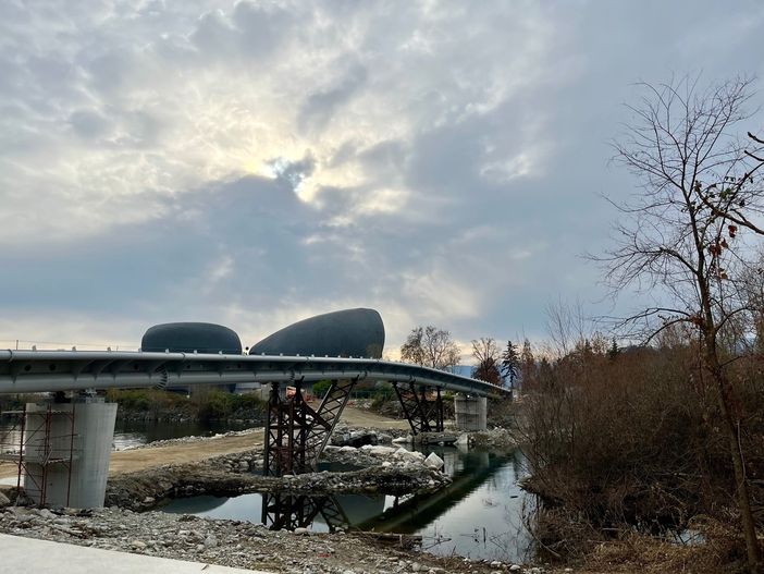 Quasi realtà la passerella ciclopedonale fra teatro e piazzale Flaim