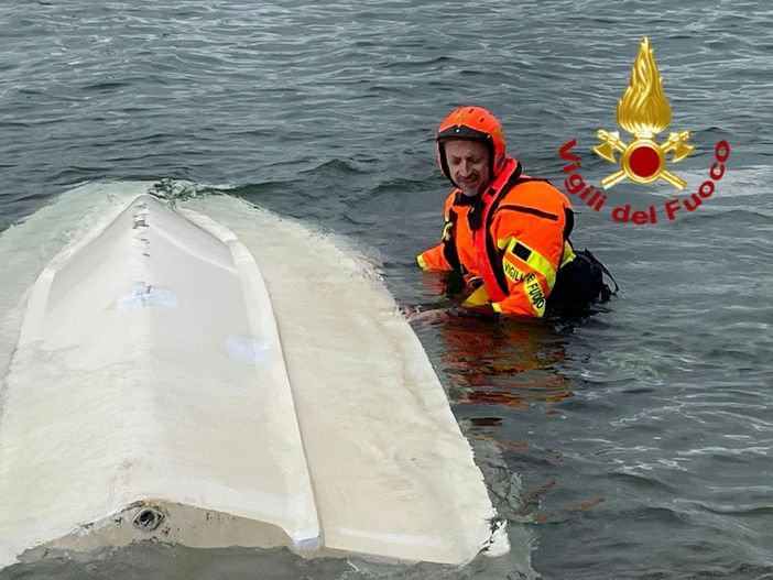 Imbarcazione si ribalta al largo di Suna: intervento dei Vigili del Fuoco