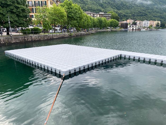 La piattaforma galleggiante di Omegna è pronta per gli eventi dell'estate La piattaforma galleggiante di Omegna è pronta per gli eventi dell'estate